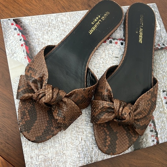 SAINT LAURENT size 40.5
Bianca Knot Genuine Python Slide Sandal
$895 - Picture 2 of 6
